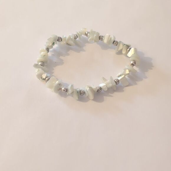 847 Light Green and Silver Beaded Mother of Pearl‎ Stretch Bracelet - Picture 3 of 4